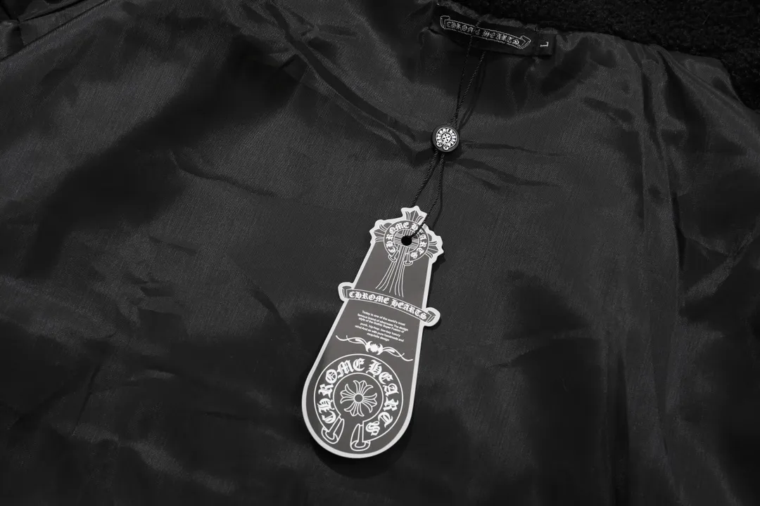 P370 Model No. Y619 Chromehearts/Chrome Hearts Embroidered Letters Camouflage Lamb Wool Spliced ​​Baseball Jacket Channel Boutique The most popular baseball jacket among fashionable men and fashionable women. There are versions at all levels of the market (you must compare the details). The most powerful quality control has been producing and researching baseball uniforms for 7 years. The details are exquisite. With it, you are the most beautiful boy in the world. The paint-coated full-face four-button buckle (button with LOGO), the average weight of the fabric is nearly 900 grams, and it is made of wool + eyeliner blended, custom-woven and dyed wool with high color fastness. The lining is made of silky and delicate cupro fiber! The texture is thick, the color is more uniform and beautiful, and the sharp edges and corners are full of three-dimensionality, showing laziness, casualness, and youthful vitality! size：M-XXL